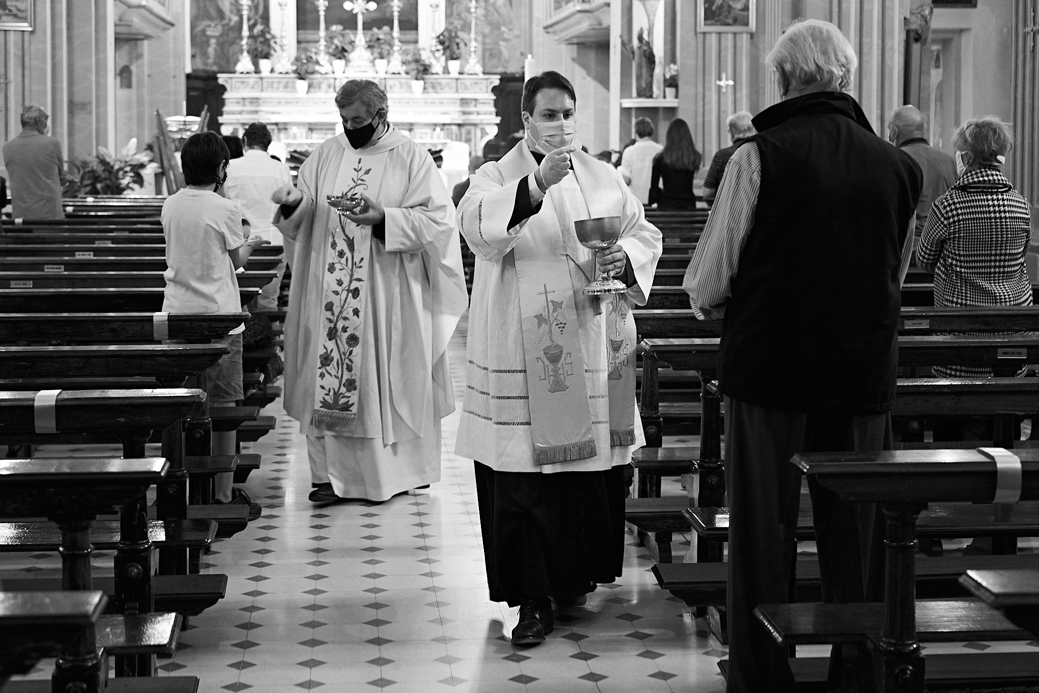 La messa ai tempi del Covid - Fotografie di Massimiliano Ferrari